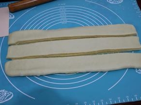 分割成三个长条，变成三股辫。