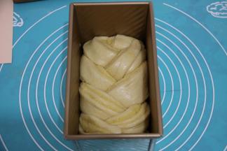 把编好的面团收口捏紧放入模具，密封二次发酵。