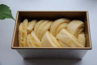 二次发酵八分满，表面刷蛋液。