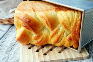 烤箱上下管预热180度，下层烘烤43分钟出炉。烘烤七八分钟时表面上面加盖锡纸。