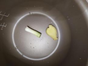 电饭煲放入姜和葱