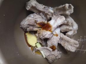 加入酱油，耗油，糖，盐（喜欢的话也可以加少许柠檬汁）