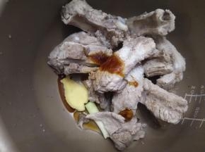 加入酱油，耗油，糖，盐（喜欢的话也可以加少许柠檬汁）