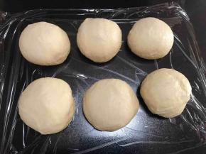 排气后平均分成6份，团圆盖保鲜膜松弛10分钟