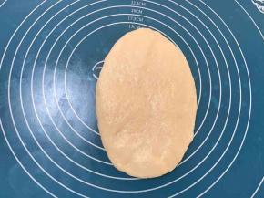 擀成椭圆形，拍掉气泡