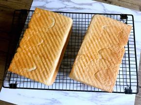 出炉，震一下模具脱模，网架上放凉，还有余温放保鲜袋密封保存