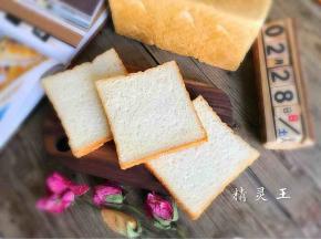 切片，软软的土司好赞，偷吃一片再拍照，哈哈