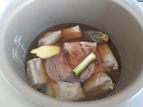 倒入泡好的茶汤，茶叶用茶包包好，放电饭煲，选择煲汤程序，按开始