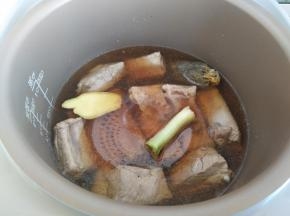 倒入泡好的茶汤，茶叶用茶包包好，放电饭煲，选择煲汤程序，按开始