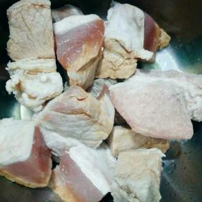 猪肉锅内煮几分钟，撇去浮沫，然后捞出