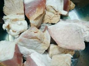 猪肉锅内煮几分钟，撇去浮沫，然后捞出