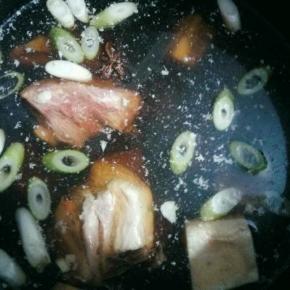 锅内放肉然后倒入料酒，生抽，老抽，葱末姜末，盐，锅内多放一些水，这样煮出来以后的汤加上香菜末小葱末然后配上单饼再卷入各种肉类，就是我们的潍坊名吃朝天锅)