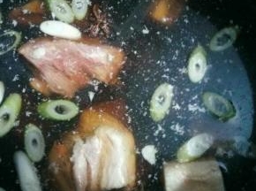 锅内放肉然后倒入料酒，生抽，老抽，葱末姜末，盐，锅内多放一些水，这样煮出来以后的汤加上香菜末小葱末然后配上单饼再卷入各种肉类，就是我们的潍坊名吃朝天锅)