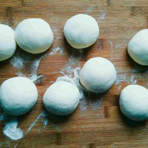 面团排气重新揉至光滑然后平均分成8个小剂子并揉圆