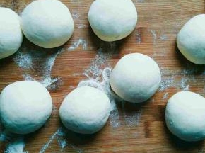 面团排气重新揉至光滑然后平均分成8个小剂子并揉圆