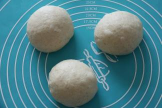 把面团平均分成三等份，排气滚圆保鲜膜松弛15分钟。