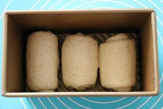 放入模具，进行最后发酵。