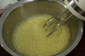 4用电动打蛋器，中速打发。全蛋液这时会有黄色转变为浅黄色，体积膨大一倍，这时气泡比较大。