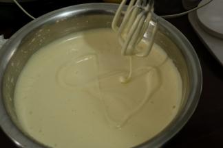 5继续打至浅黄色，气泡细腻，提起打蛋头可以在表面划8字，并能在5秒后消失，转低速继续打发一分钟即可。