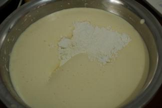 6一次性加入过筛的低筋面粉，用刮刀由底部往上翻拌。