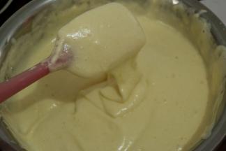 7翻拌的时候可以由2点钟方向铲入，8点钟方向翻上来。如此反复拌至看不见面粉，面糊变得光滑细腻即可。