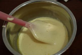 8把少量面糊（图7），到入黄油液体（图1）中，用刮刀拌匀。