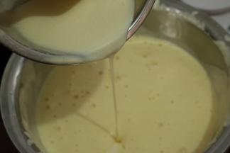 9将（图8）混合物倒入（图7）蛋糕糊里，快速翻拌均匀，拌至看不见液体油类。