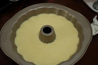 11将蛋糕糊倒入南瓜模具，用刮刀在蛋糕糊中间划一圈，消除大的气泡，放入预热好的烤箱，以上下火160度烘烤45分钟左右。