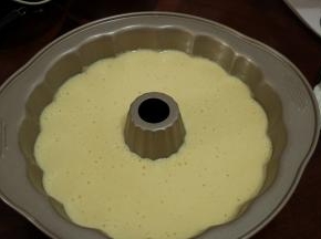 11将蛋糕糊倒入南瓜模具，用刮刀在蛋糕糊中间划一圈，消除大的气泡，放入预热好的烤箱，以上下火160度烘烤45分钟左右。
