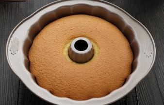 12出炉后放冷却架上，稍微放凉倒扣即可轻松脱模。