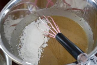 加入过筛的低粉，用手抽划之字拌匀。