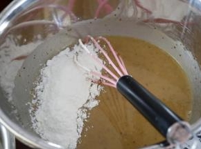 加入过筛的低粉，用手抽划之字拌匀。