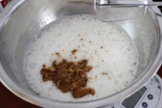 用电动打蛋器中速打至鱼泡状，加入红糖。