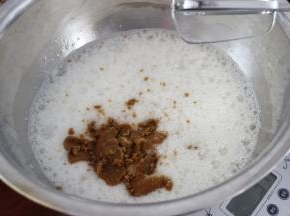 用电动打蛋器中速打至鱼泡状，加入红糖。