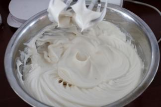 继续打至硬性气泡，打蛋头提起出现小儿坚挺的直角，即可。