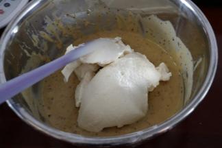 取三分之一蛋白加入蛋黄糊里，用刮刀切拌均匀，注意不要画圈，以免消泡，每次拌匀在加下一次，分三次加入。