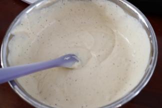 拌好的蛋糊应该是光滑浓稠有丝绸般的光泽。