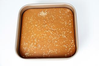 放入上下管预热150度的烤箱（62升）中下层，烘烤70分钟左右出炉。