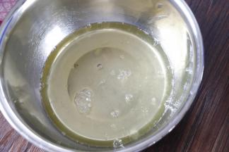 蛋白糊：干净无水无油的盆里加入分离的蛋白。