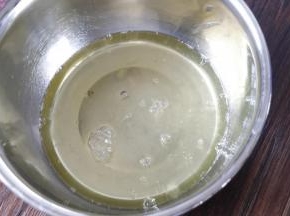 蛋白糊：干净无水无油的盆里加入分离的蛋白。