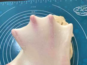 中种撕成小块放入厨师机，放入全部主面团材料揉至出薄膜