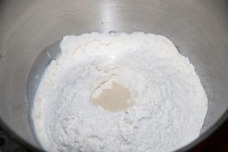 1 将所有中种原料用面包机揉成面团。