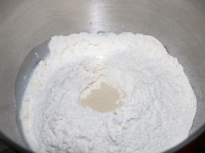 1 将所有中种原料用面包机揉成面团。