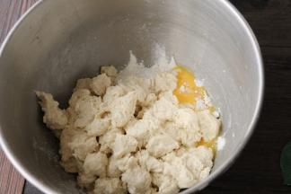 中种发酵好以后，撕成小块加入主面团原料（黄油除外），一起揉成光滑的面团（完全阶段）