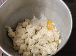 中种发酵好以后，撕成小块加入主面团原料（黄油除外），一起揉成光滑的面团（完全阶段）