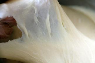 然后加入黄油，揉至能拉出薄膜（扩展阶段）。