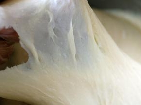 然后加入黄油，揉至能拉出薄膜（扩展阶段）。