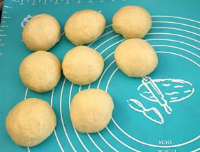 把面团平均分成8等分（大约65克/个），排气滚圆保鲜膜覆盖松弛15分钟。