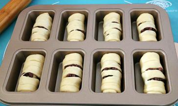 放入模具（学厨8连金色不沾模具），进行最后发酵。