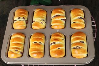 烤箱上下管预热180度，中下层烘烤20分钟左右，表面金黄色出炉。